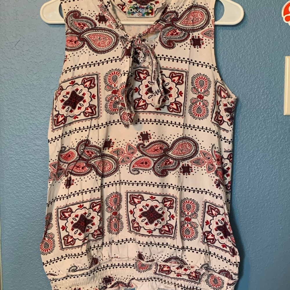 Sleeveless patterned red and white blouse